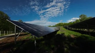 Açık mavi gökyüzü altındaki büyük bir fotovoltaik enerji santralindeki güneş panelleri, temiz elektrik üretimi için sürdürülebilir teknolojiye sahip yenilenebilir enerji kavramı.