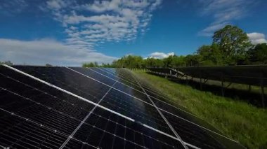 Açık mavi gökyüzü altındaki büyük bir fotovoltaik enerji santralindeki güneş panelleri, temiz elektrik üretimi için sürdürülebilir teknolojiye sahip yenilenebilir enerji kavramı.