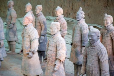 Xian, Çin - 8 Ekim 2017: Ünlü Terracotta Army Xi'an, Çin. Qin Shi Huang Türbesi, ilk Çin İmparatoru zırhlı insanlar ve atlar tasvir eden pişmiş toprak heykel koleksiyonu içerir..