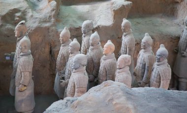 Xian, Çin - 8 Ekim 2017: Ünlü Terracotta Army Xi'an, Çin. Qin Shi Huang Türbesi, ilk Çin İmparatoru zırhlı insanlar ve atlar tasvir eden pişmiş toprak heykel koleksiyonu içerir..