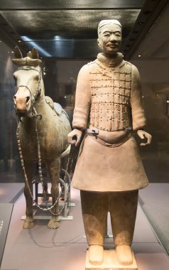 XIAN, Çin - 8 Ekim 2017: Xi 'an, Çin' deki ünlü Terracotta Ordusu. Çin 'in ilk imparatoru Qin Shi Huang' ın mozolesinde zırhlı adam ve at heykelleri koleksiyonu var..