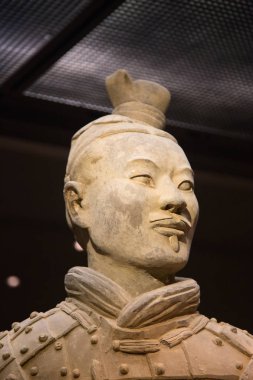 XIAN, Çin - 8 Ekim 2017: Xi 'an, Çin' deki ünlü Terracotta Ordusu. Çin 'in ilk imparatoru Qin Shi Huang' ın mozolesinde zırhlı adam ve at heykelleri koleksiyonu var..
