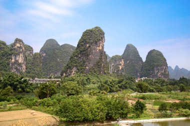 Li Nehri veya Lijiang Nehri Çin 'in Guangxi Zhuang Özerk Bölgesi' nde bulunan bir nehirdir. Guilin 'den Yangshuo' ya 83 km (52 mi) uzunluğunda ve Karst kayalarının oluşturduğu manzarasıyla ünlüdür..