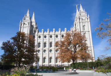 Salt Lake City, Utah, ABD - 8 Ekim 2016. Salt Lake Tapınağı cephesi İsa 'nın Kilisesi Son Gün Azizleri Kilisesi