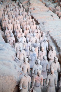 XIAN, Çin - 8 Ekim 2017: Xi 'an, Çin' deki ünlü Terracotta Ordusu. Çin 'in ilk imparatoru Qin Shi Huang' ın mozolesinde zırhlı adam ve at heykelleri koleksiyonu var..