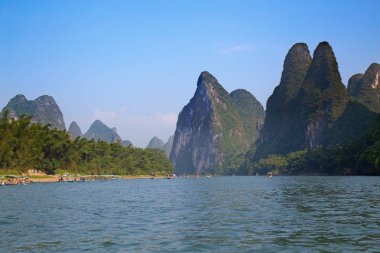 Li Nehri veya Lijiang Nehri Çin 'in Guangxi Zhuang Özerk Bölgesi' nde bulunan bir nehirdir. Guilin 'den Yangshuo' ya 83 km (52 mi) uzunluğunda ve Karst kayalarının oluşturduğu manzarasıyla ünlüdür..