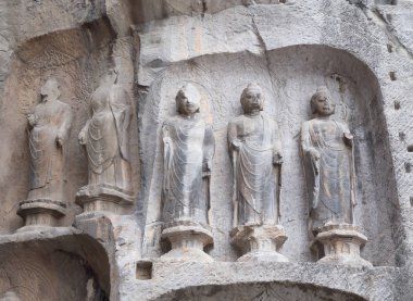 Ünlü Longmen Grottoes (Çin 'in Hennn eyaleti Luoyang yakınlarındaki anıt kayaya oyulmuş Buda ve Bodhisattvas heykelleri))