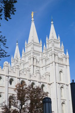 Salt Lake City, Utah, ABD - 8 Ekim 2016. Salt Lake Tapınağı cephesi İsa 'nın Kilisesi Son Gün Azizleri Kilisesi