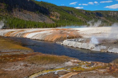 Yellowstone Ulusal Parkı 'ndaki kara kum gayzer havzası, ABD