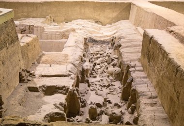 XIAN, Çin - 8 Ekim 2017: Xi 'an, Çin' deki ünlü Terracotta Ordusu. Çin 'in ilk imparatoru Qin Shi Huang' ın mozolesinde zırhlı adam ve at heykelleri koleksiyonu var..