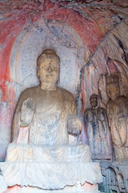 Ünlü Longmen Grottoes (Çin 'in Hennn eyaleti Luoyang yakınlarındaki anıt kayaya oyulmuş Buda ve Bodhisattvas heykelleri))