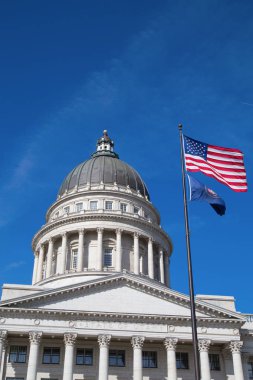 Salt Lake City, Utah, ABD - 8 Ekim 2016. Utah Eyalet Meclisi cephesi ulusal bayraklarla süslenmiş..