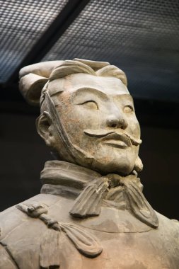 XIAN, Çin - 8 Ekim 2017: Xi 'an, Çin' deki ünlü Terracotta Ordusu. Çin 'in ilk imparatoru Qin Shi Huang' ın mozolesinde zırhlı adam ve at heykelleri koleksiyonu var..