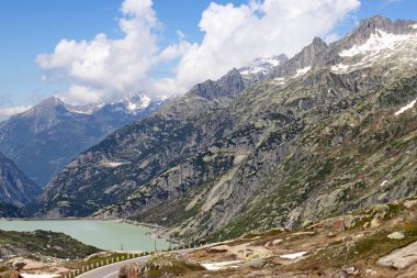 Serpentine Yolu Alp geçidi Furka ve Grimsel 'i geçiyor.