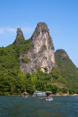 Li Nehri veya Lijiang Nehri Çin 'in Guangxi Zhuang Özerk Bölgesi' nde bulunan bir nehirdir. Guilin 'den Yangshuo' ya 83 km (52 mi) uzunluğunda ve Karst kayalarının oluşturduğu manzarasıyla ünlüdür..