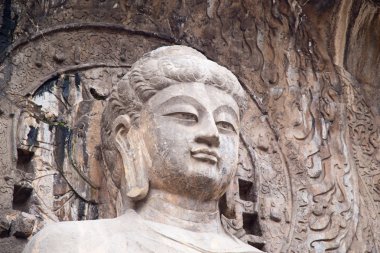 Ünlü Longmen Grottoes (Çin 'in Hennn eyaleti Luoyang yakınlarındaki anıt kayaya oyulmuş Buda ve Bodhisattvas heykelleri))