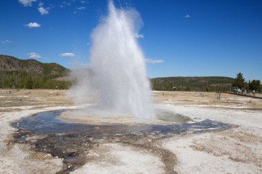 Yellowstone Ulusal Parkı 'ndaki kara kum gayzer havzası, ABD
