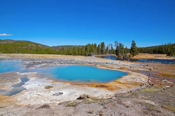 Piscina Água Quente Colorida Parque Nacional Yellowstone Eua — Fotografia de Stock
