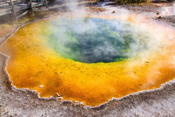 Kolorowy Basen Gorącą Wodą Parku Narodowym Yellowstone Usa — Zdjęcie stockowe