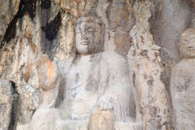 Ünlü Longmen Grottoes (Çin 'in Hennn eyaleti Luoyang yakınlarındaki anıt kayaya oyulmuş Buda ve Bodhisattvas heykelleri))