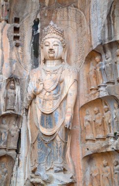 Ünlü Longmen Grottoes (Çin 'in Hennn eyaleti Luoyang yakınlarındaki anıt kayaya oyulmuş Buda ve Bodhisattvas heykelleri))