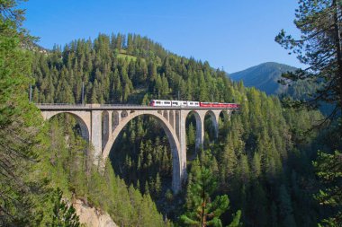 Ünlü Wiesener viyadük hattı Davos - İsviçre Alplerinde Filisur