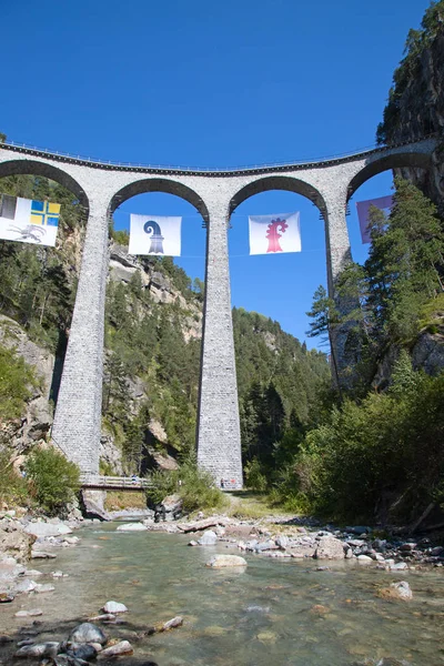 瑞士阿尔卑斯山Filisur镇附近著名的Landwasser高架桥 — 图库照片