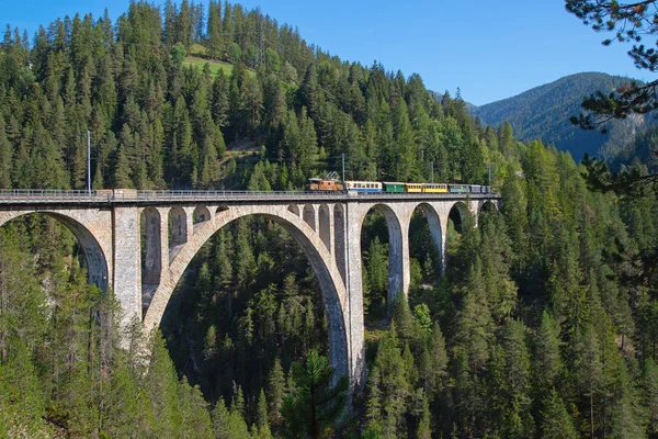 Híres Wiesener Viadukt Vonaton Davos Filisur Svájci Alpokban — Stock Fotó