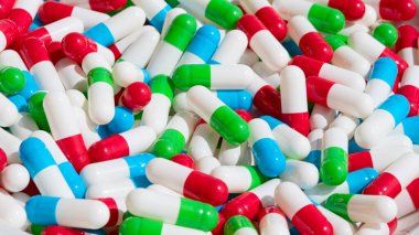 İlaçlı renkli kapsüllerin toplanması