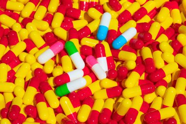 İlaçlı renkli kapsüllerin toplanması