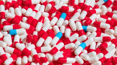 İlaçlı renkli kapsüllerin toplanması