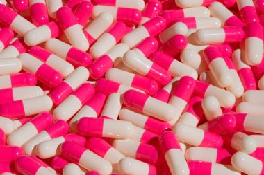 İlaçlı renkli kapsüllerin toplanması