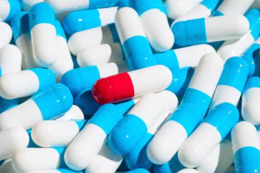 İlaçlı renkli kapsüllerin toplanması