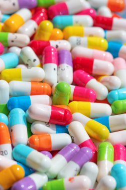 İlaçlı renkli kapsüllerin toplanması