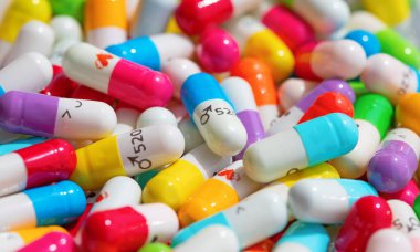 İlaçlı renkli kapsüllerin toplanması