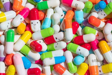 İlaçlı renkli kapsüllerin toplanması