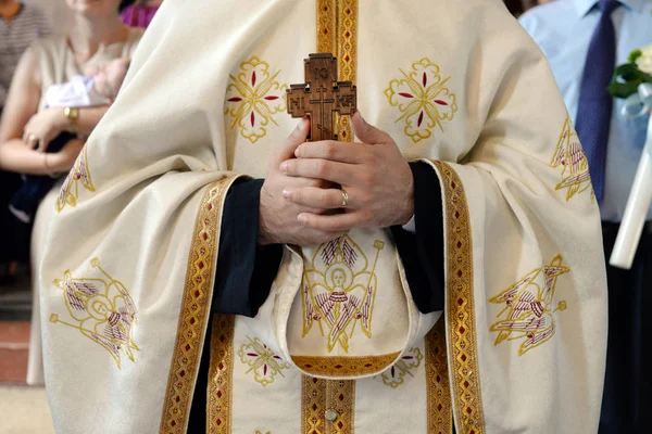 Православні Руки Священика Дерев Яною Деталлю Хреста — стокове фото