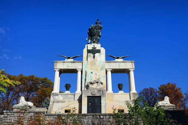 랜드마크 후방의 루마니아 기념물 — 스톡 사진