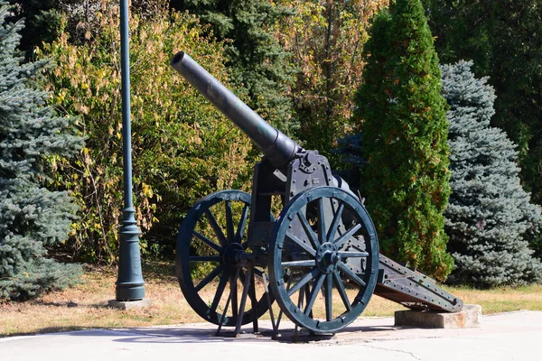 Drobeta 長いセヴェリン英雄ランドマーク大砲の都市ルーマニアの記念碑 — ストック写真