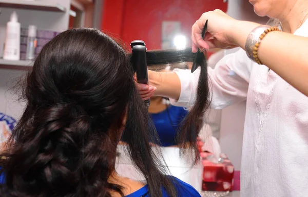 Kuaför Saç Kadınla Elektrik Demir Kıvırma — Stok fotoğraf