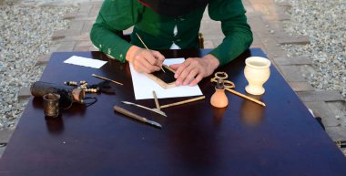 Ortaçağ scribe bir metin yazma yakın detay eller