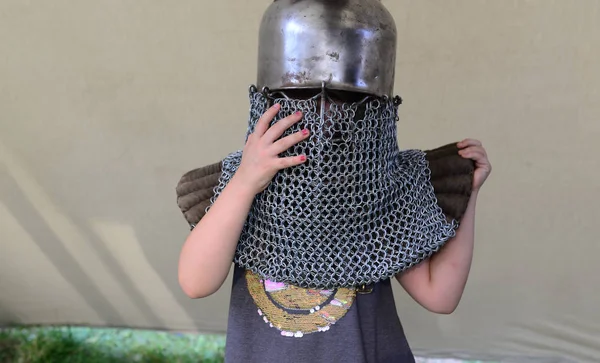 中世の鎧の金属製のヘルメットを身に着けている女の子 — ストック写真