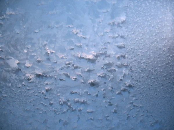 这是在冬天玻璃上的冰霜模式 — 图库照片