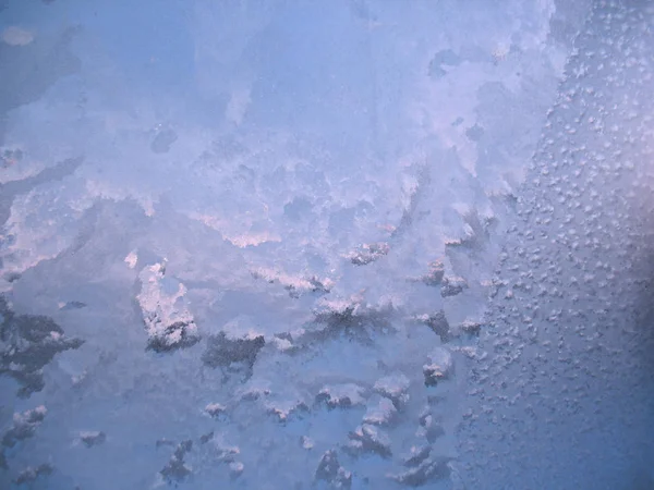 这是在冬天玻璃上的冰霜模式 — 图库照片