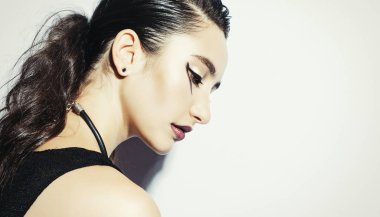 Moda model lüks ile yapmak siyah kıyafet poz giyiyor