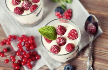Yoğurt ve granola ile sağlıklı kahvaltı. Üst görünüm.