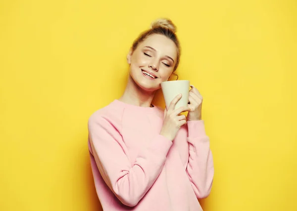 Young blond woman holding white cup with tea or coffee, lifestyle and food concept. — Stock Photo, Image