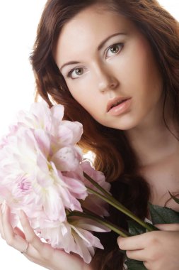 Büyük pembe çiçekli kadın