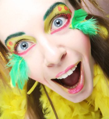 Yaratıcı görünüşlü bir kızın yüzü