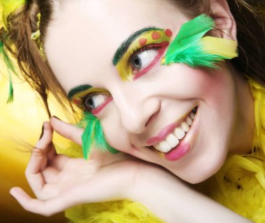 Yaratıcı görünüşlü bir kızın yüzü